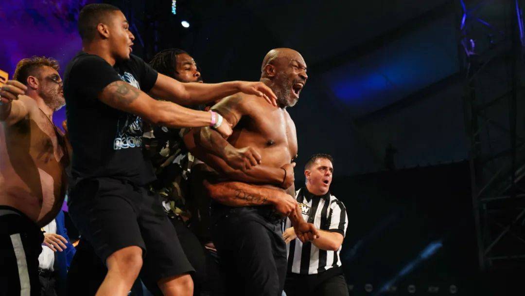  曼城举办慈善赛，阿圭罗复出携手传奇球星  