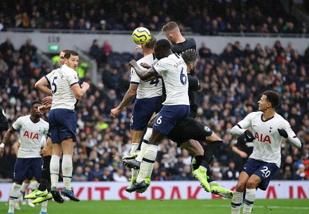  英超，莱斯特城奇迹保级成功感动全场  